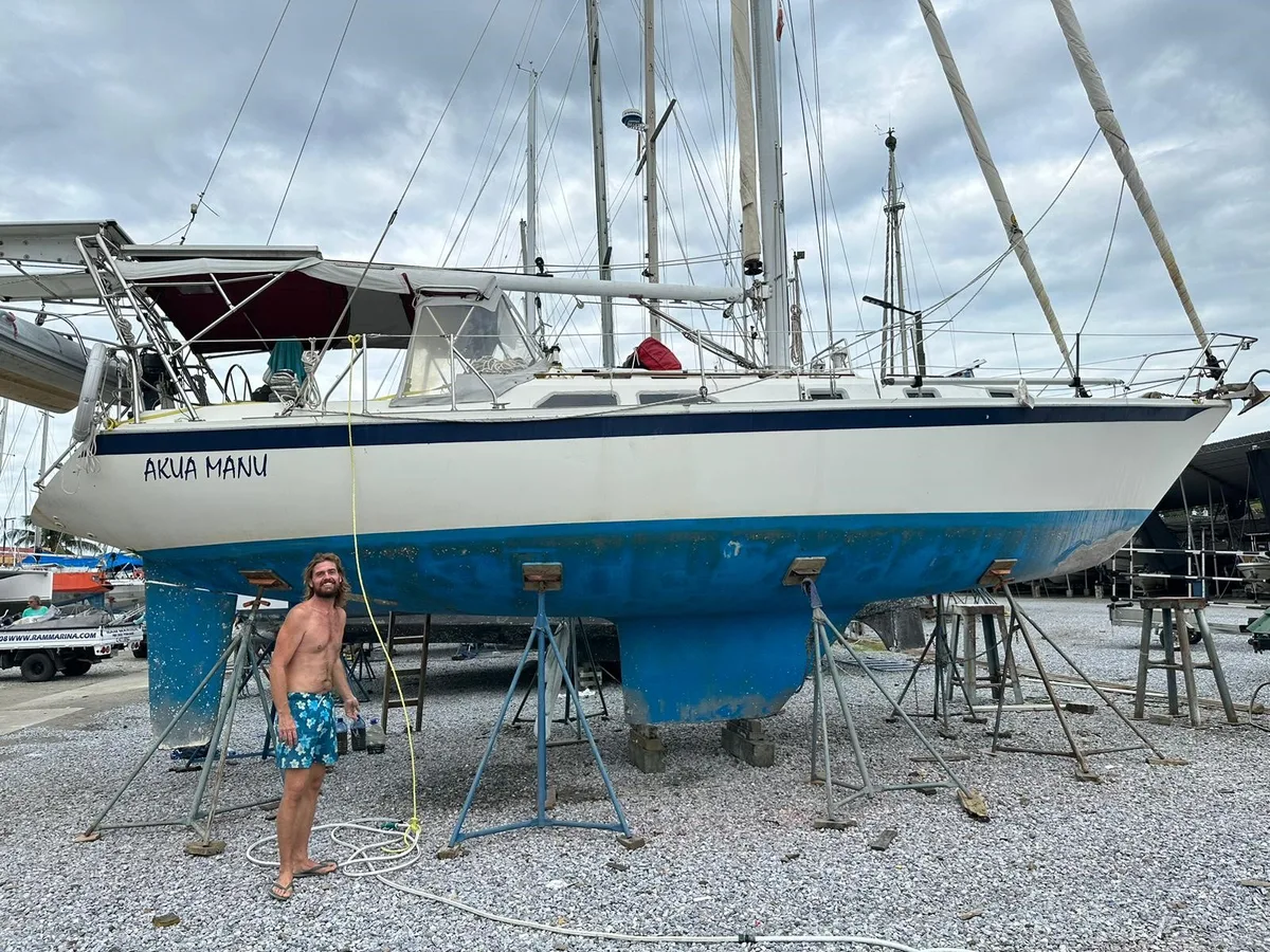 Nicolai Christiansen neben seinem lädierten Segelboot